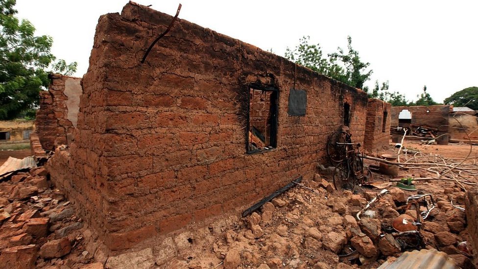 На снимке, сделанном 10 мая 2016 года в Ококоло-Агату в штате Бенуэ на севере центральной части Нигерии, виден сгоревший дом после нападений пастухов фулани.