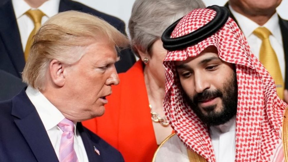 Donald Trump (kiri) lebih memilih hubungan langsung dengan Putra Mahkota Mohammed bin Salman. di Osaja, Jepang pada 28 Juni, 2019.