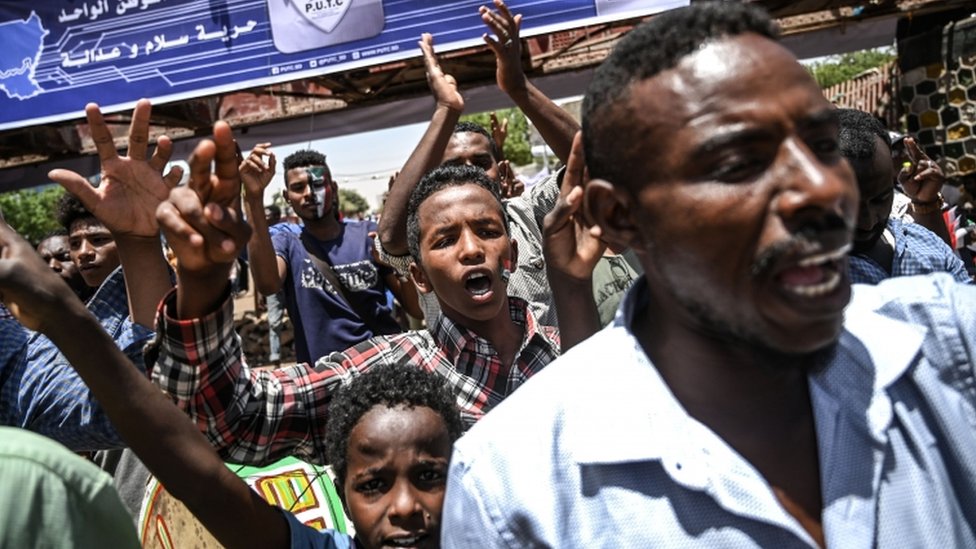 Sudan'ın başkenti Hartum'da gösterisi düzenleyen protestocular