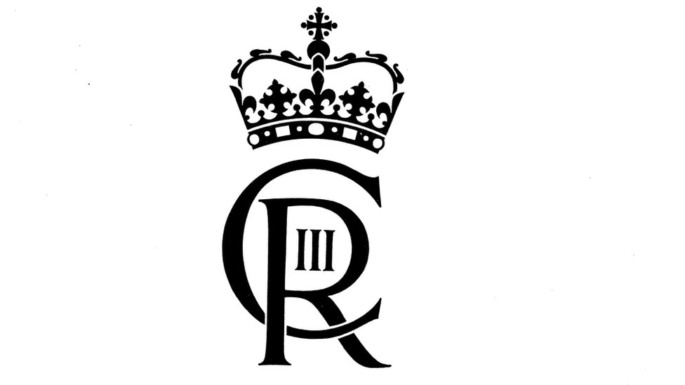 Versão escocesa do monograma do rei em preto e branco, no qual aparece a Coroa Escocesa
