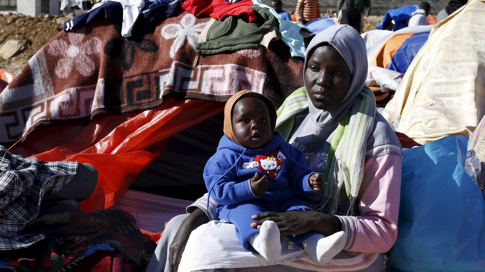 Суданские беженцы из Дарфура сидят возле своей палатки возле офиса Верховного комиссара ООН по делам беженцев (УВКБ ООН) в Аммане