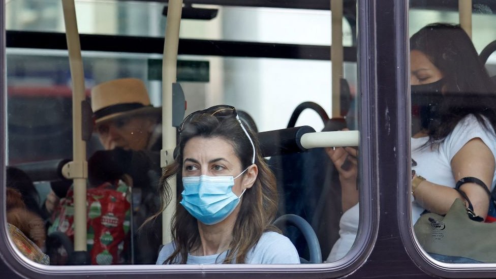 Mujer dentro de autobús en Londres, Reino Unido.