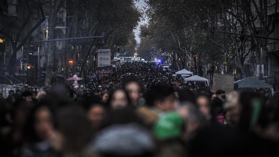 Protesta de mujeres por el aborto en Argentina