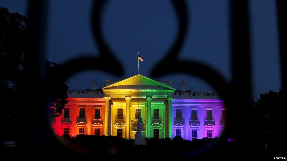 Белый дом подсвечивается цветами радуги после сегодняшнего исторического постановления Верховного суда о легализации однополых браков в Вашингтоне 26 июня 2015 года.