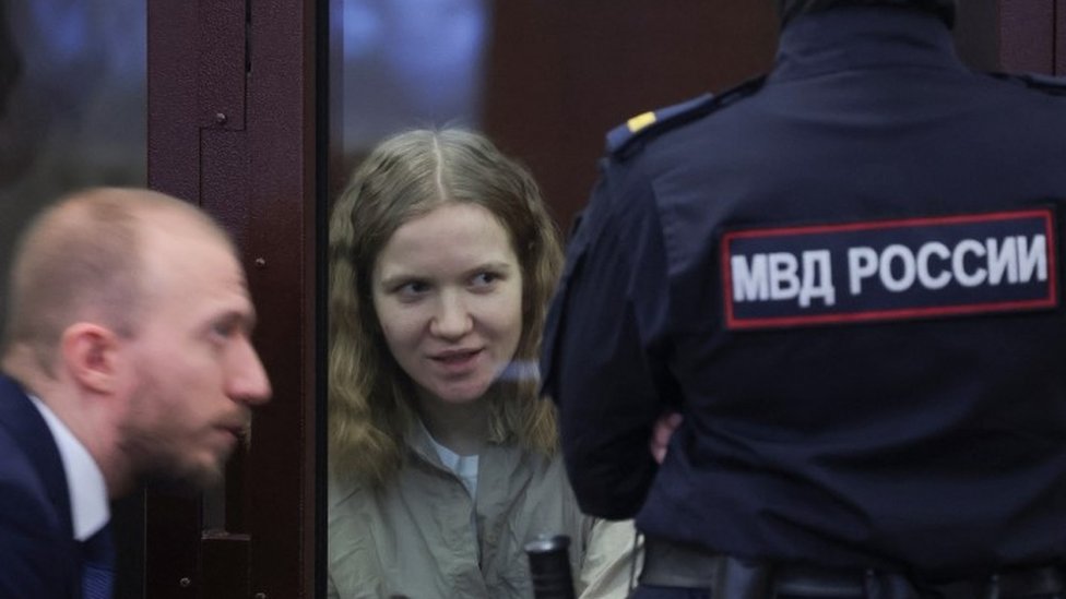 Darya Trepova speaking in court to her lawyer as an interior ministry official looks on - 22 January