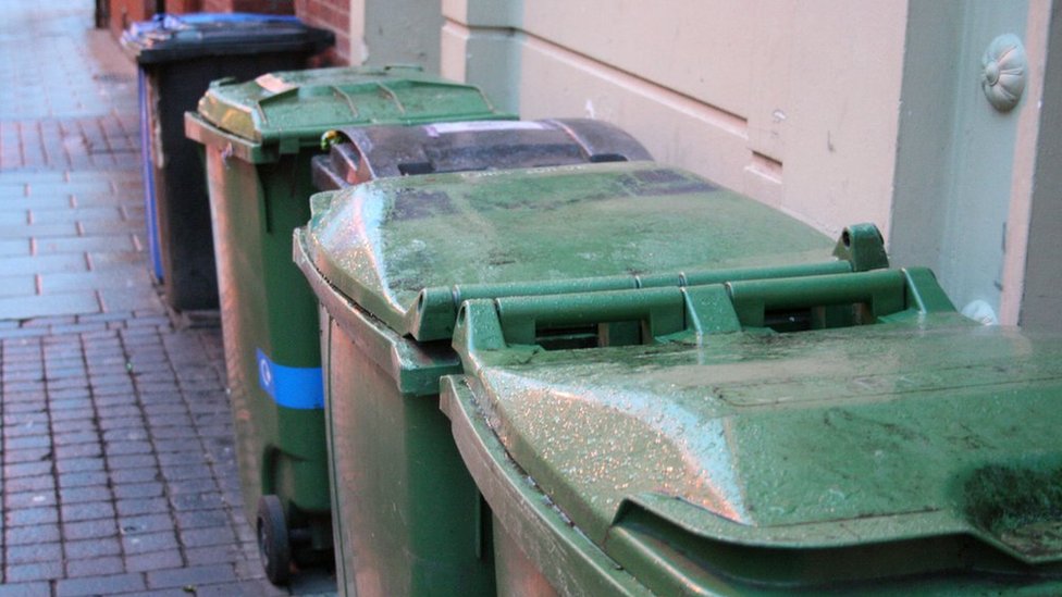 Thief escapes with stolen goods in wheelie bin BBC News