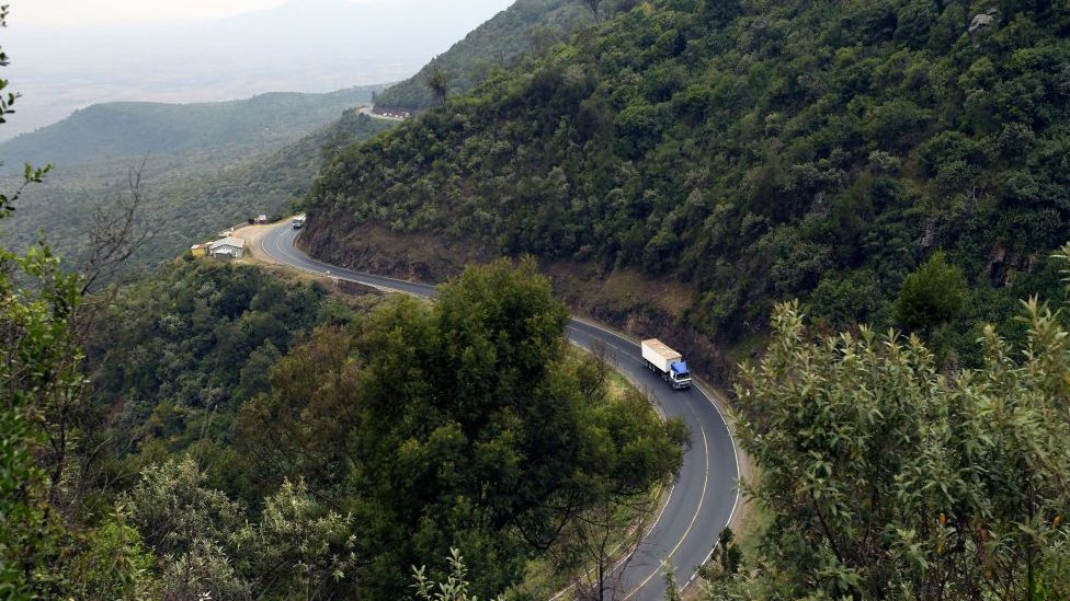 21 августа 2019 года грузовик проезжает по участку дороги, ведущей вниз по восточному откосу исторической Рифт-Валли, извиваясь вниз по скале, ведущей из города Лимуру
