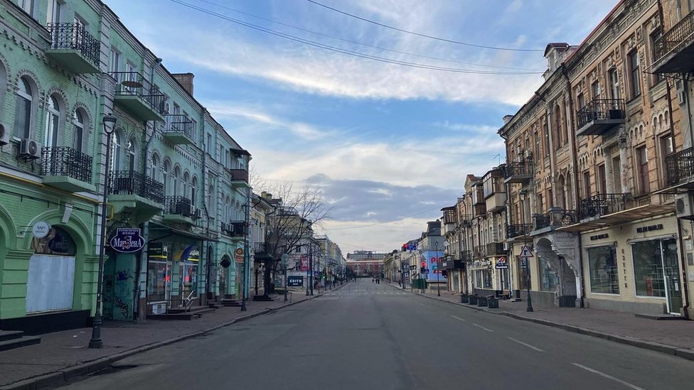 ท้องถนนในบางย่านของกรุงเคียฟ ว่างเปล่าในช่วงหลังรัสเซียรุกรานยูเครนไม่กี่วัน