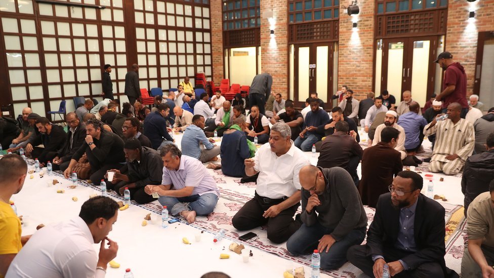 Люди делятся едой в мечети Аль-Манаар в 2017 году