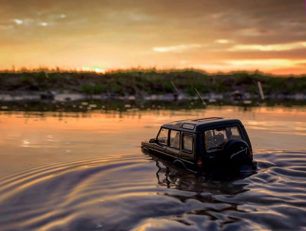 Модель Land Rover проезжает по реке