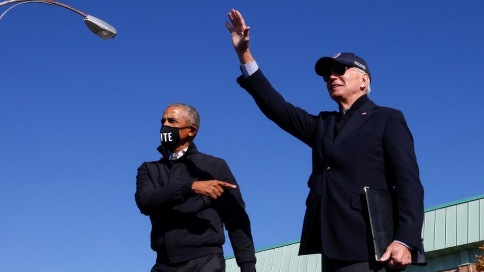 Barack Obama y Joe Biden en un evento de campaña en Flint, Michigan, el 31 de octubre.