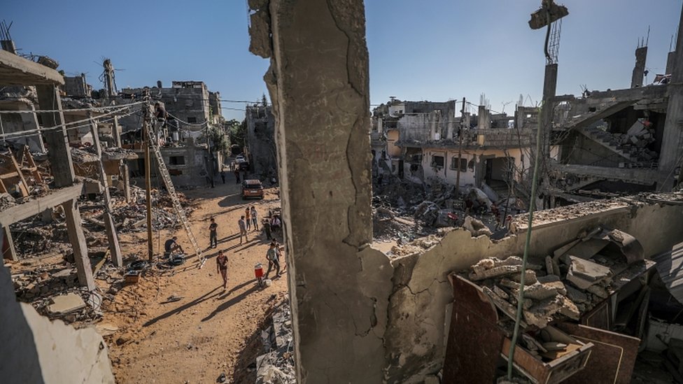 فلسطينيون يتفقدون منازلهم المدمرة في غزة