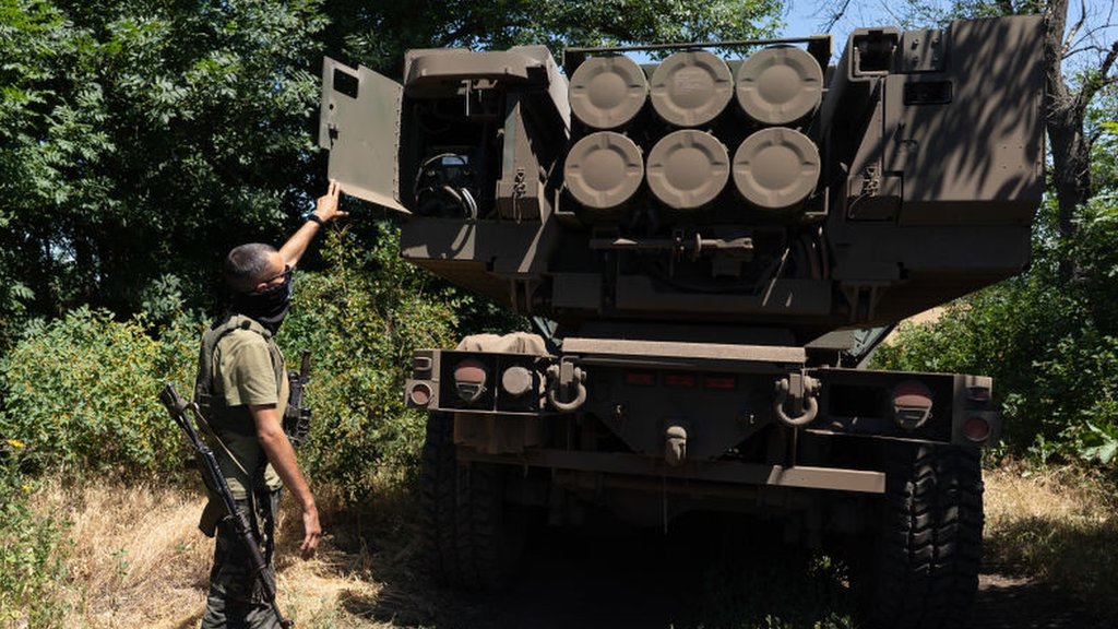 Um soldado ucraniano com um sistema de foguetes Himars