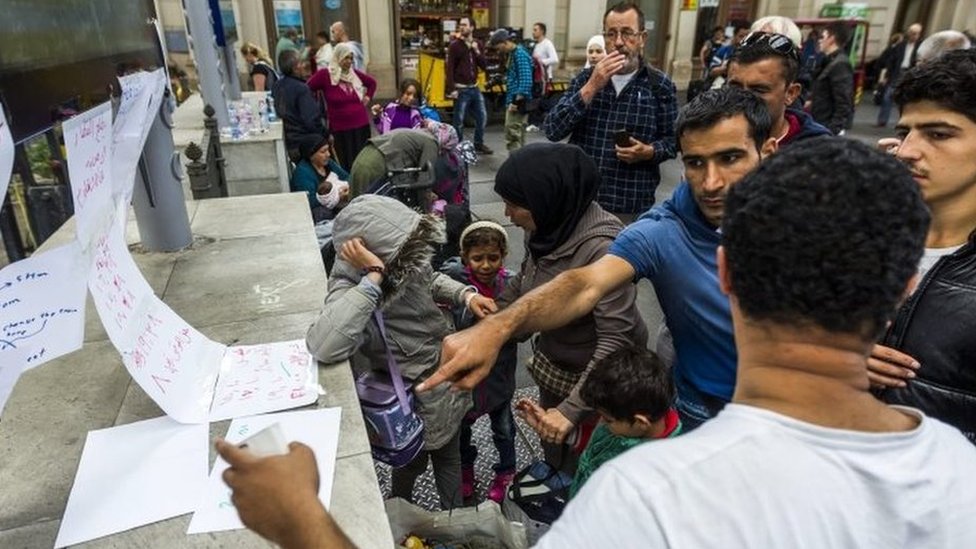 Мигранты читают рукописные заметки на арабском языке на вокзале Келети в Будапеште (05 сентября 2015 г.)