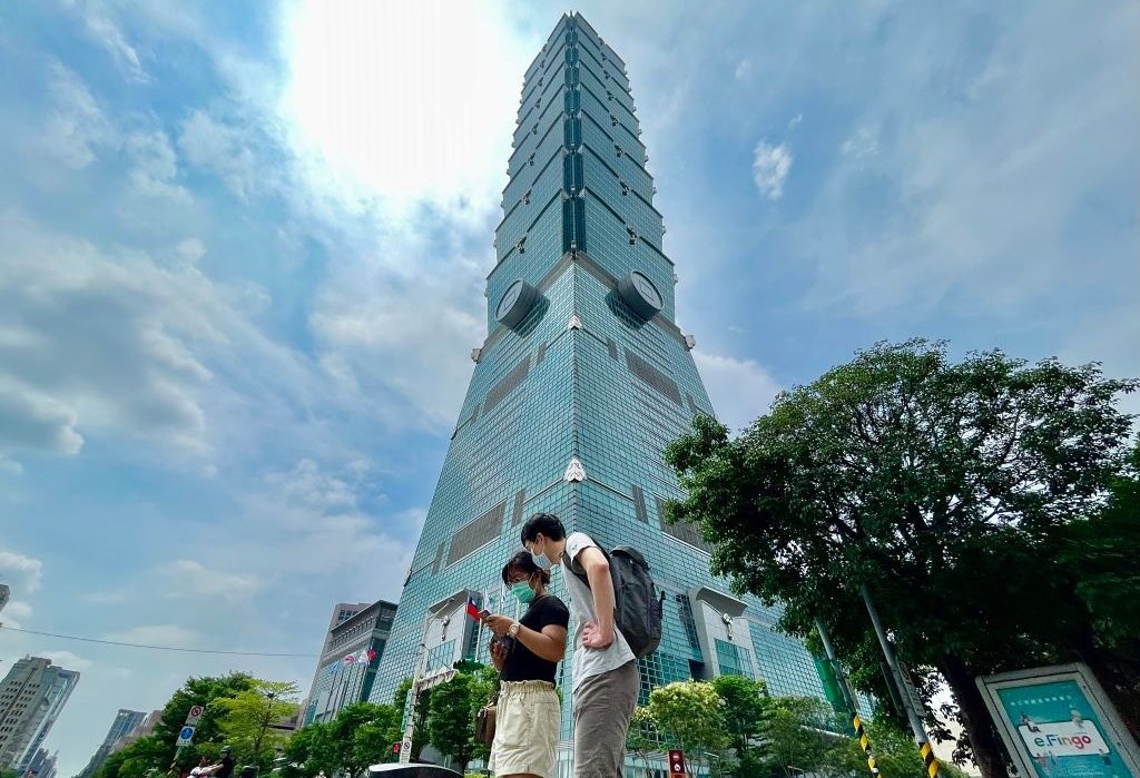 台北101大樓的兩名遊客