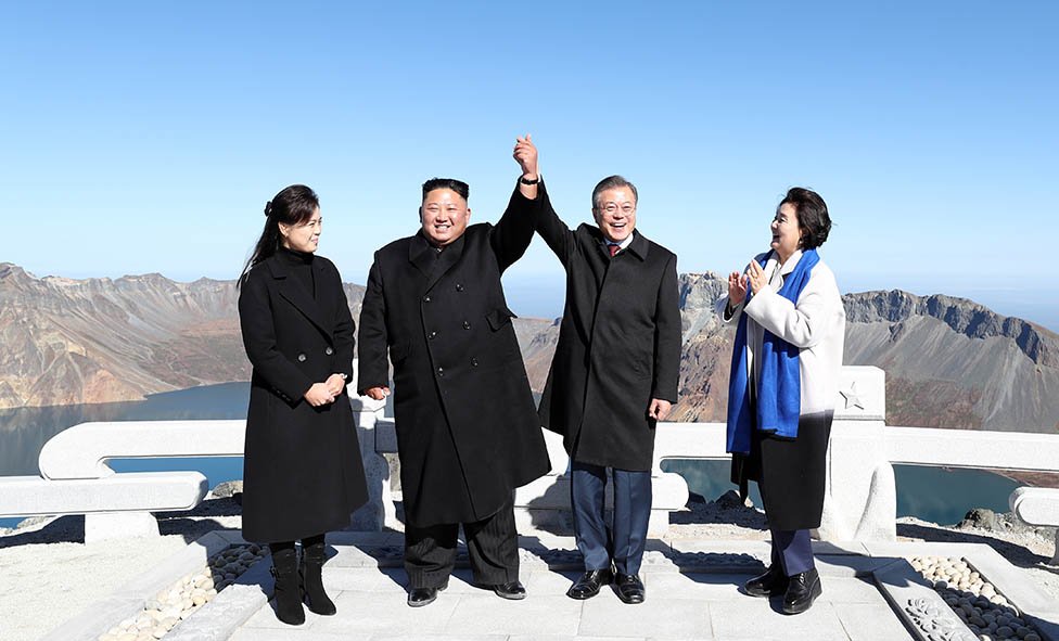 Kim Jong Un, su mujer Ri Sol Ju y el presidente saliente de Corea del Sur Moon Jae-in con su mujer Kim Jung-sook.