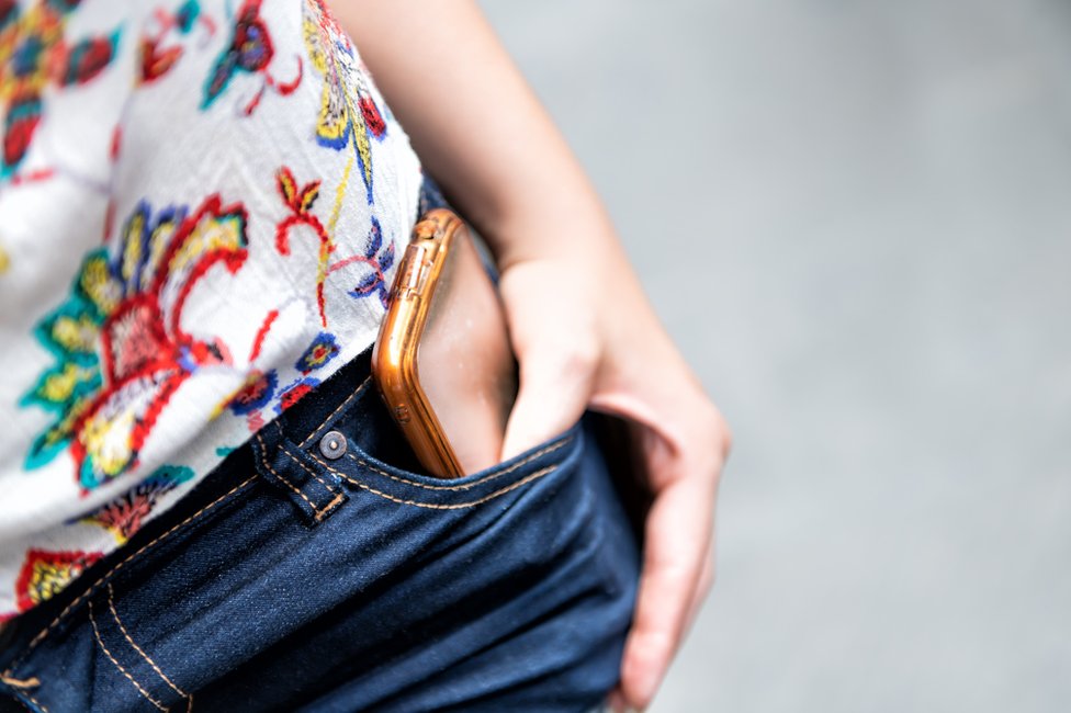 телефон в женском кармане