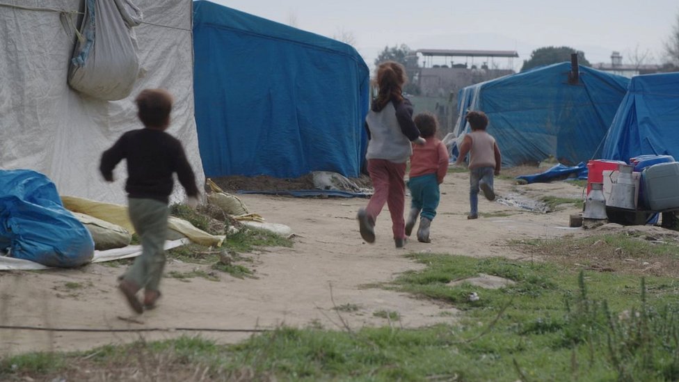 Дети играют в импровизированном поселке в Турции