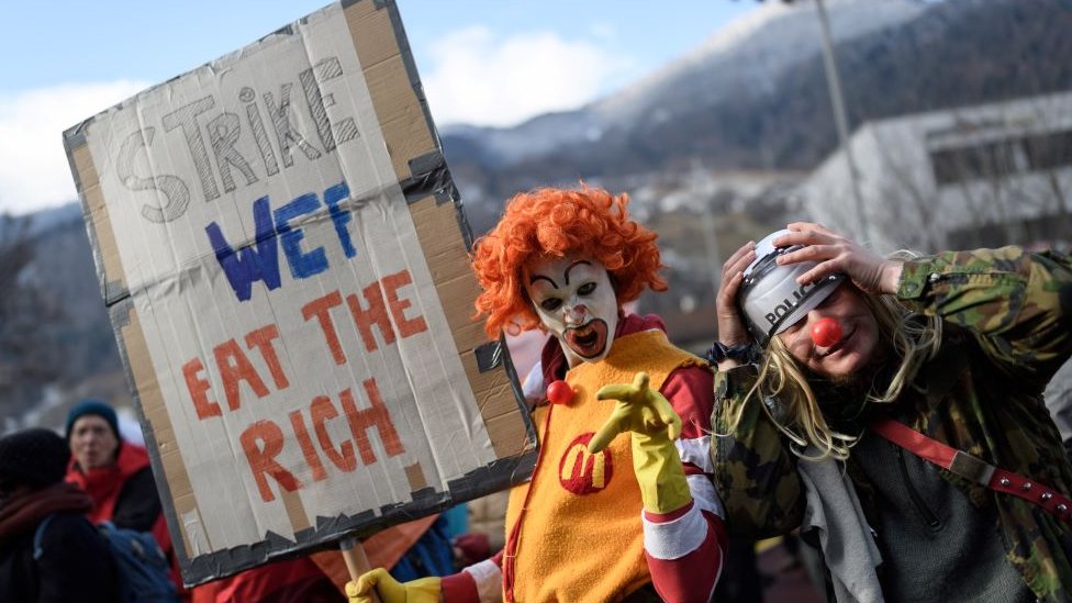 Bugün Davos'ta başlayan Dünya Ekonomik Forumu, İsviçre'nin çeşitli kentlerinde düzenlenen gösterilerle protesto ediliyor.