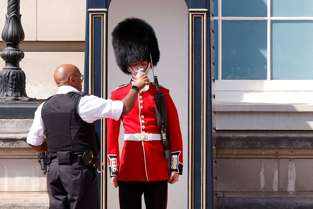 أثناء وجوده في لندن، تلقى أحد أفراد حرس الملكة الماء للشرب أثناء تأدية وظيفته خارج قصر باكنغهام في لندن.
