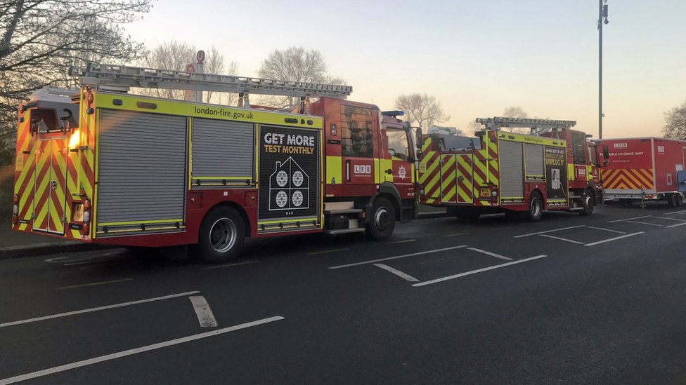Пожарные машины на месте пожара в западном Лондоне