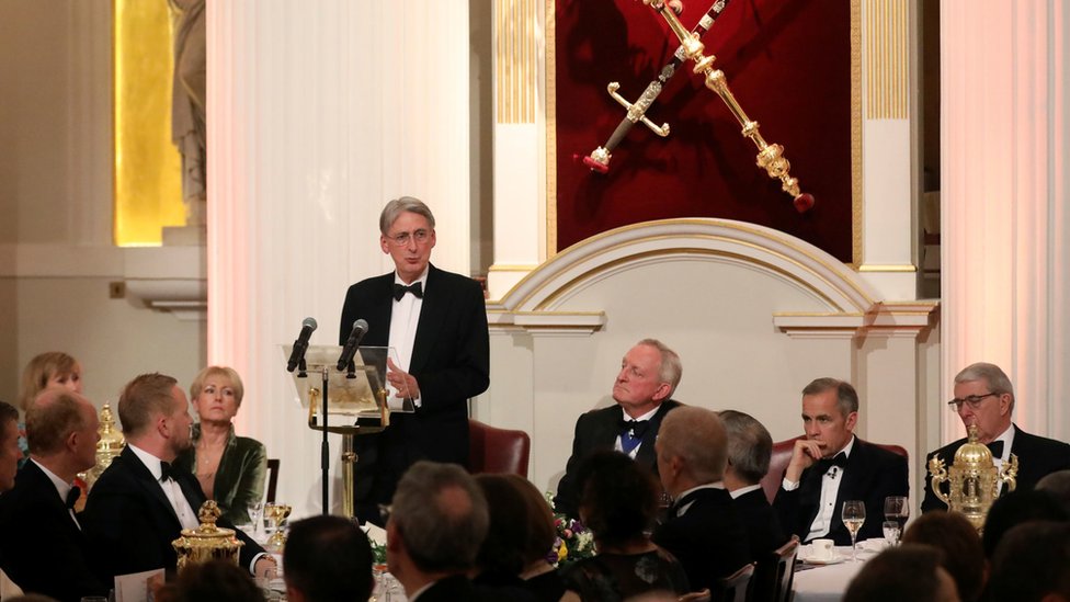 Министр финансов Филип Хаммонд выступает с речью на ежегодном ужине банкиров и торговцев в особняке