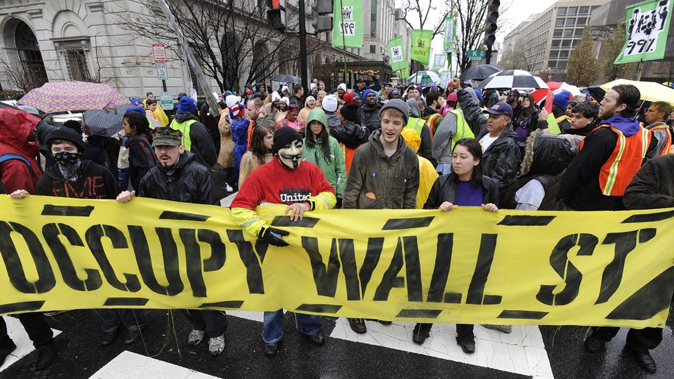 部份2011年參加美國"佔領華爾街"的示威者戴上面具，在紐約有多人因此觸犯當地的《反蒙面法》被捕。