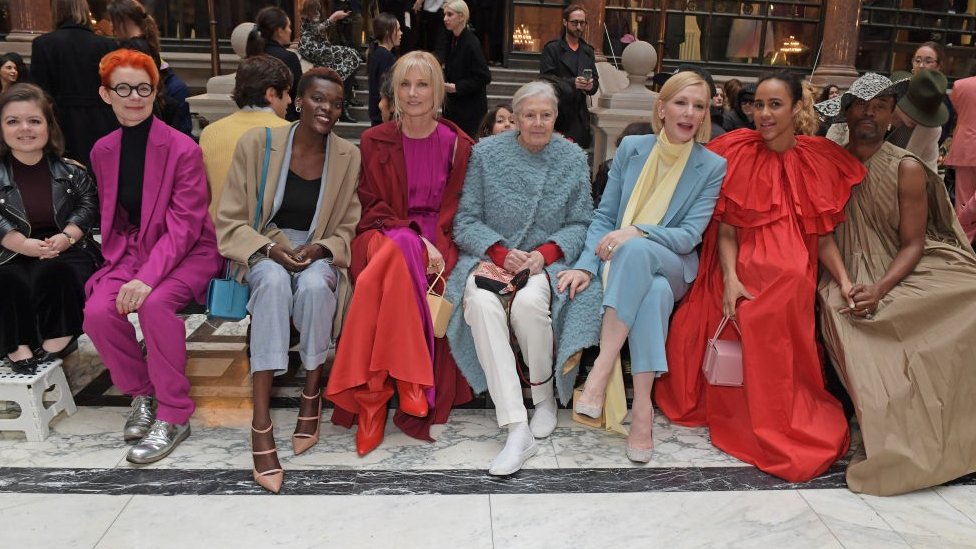 В первом ряду показа Роксанды на Неделе моды в Лондоне 2020, организованном Министерством иностранных дел и по делам Содружества
