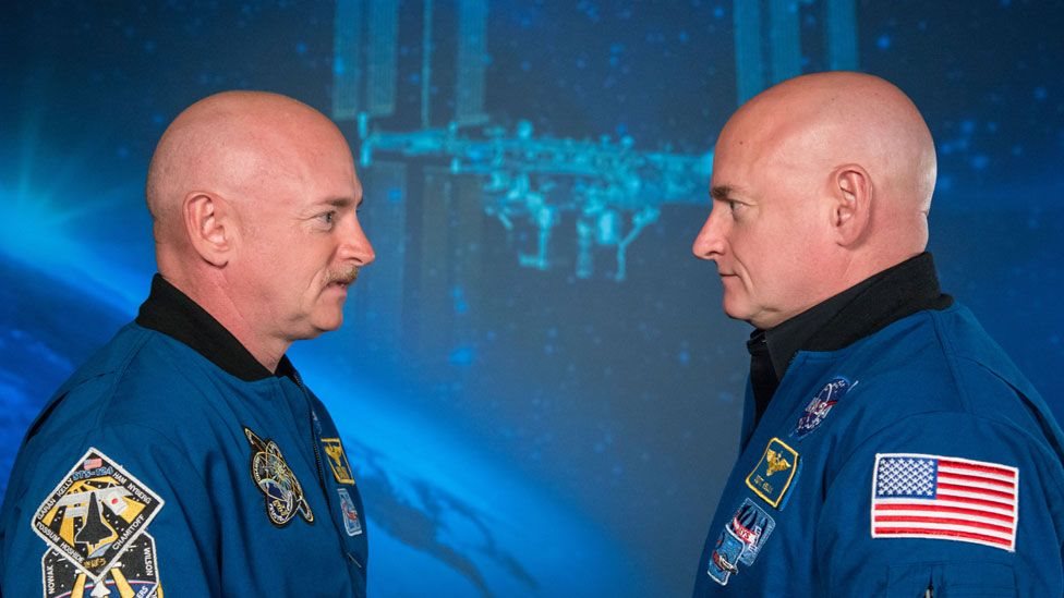 Los gemelos Scott y Mark Kelly trabajan en la NASA.