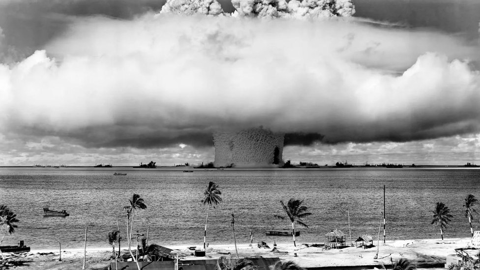 Podvodna nuklearna eksplozija na atolu Bikini na Maršalovim ostrvima rezultirala je niskim, gljivastim oblakom vode i radioaktivnim otpadom