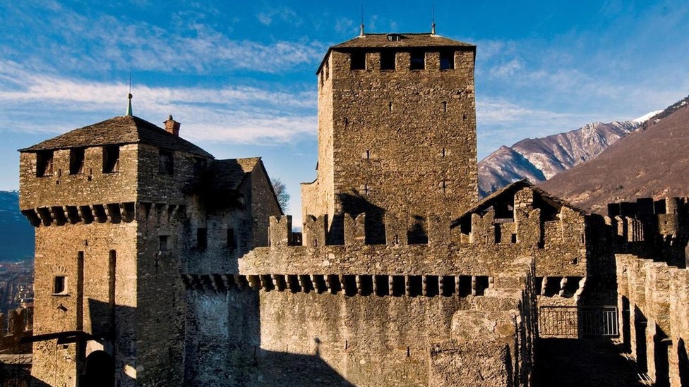 Las almenas de Bellinzona, en la frontera con Italia, formaron parte importante de las luchas medievales por territorio. Una fortaleza en Suiza