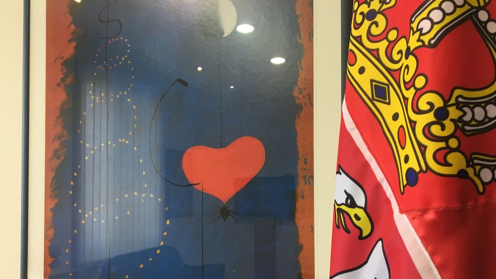 Srpska zastava naspram slike Kandinskog