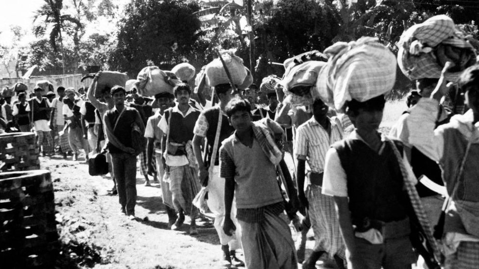 Refugiados bengalíes dirigiéndose al recientemente creado Estado de Bangladesh, en 1971.