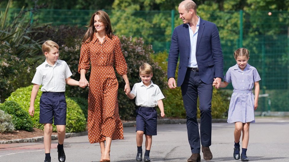 喬治王子、劍橋公爵夫人、路易王子、劍橋公爵和夏洛特公主在開學第一天手牽手前往蘭布魯克學校