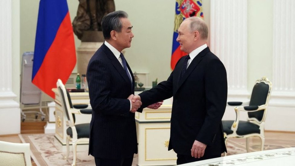 Vladimir Putin saluda a Wang Yi en Moscú