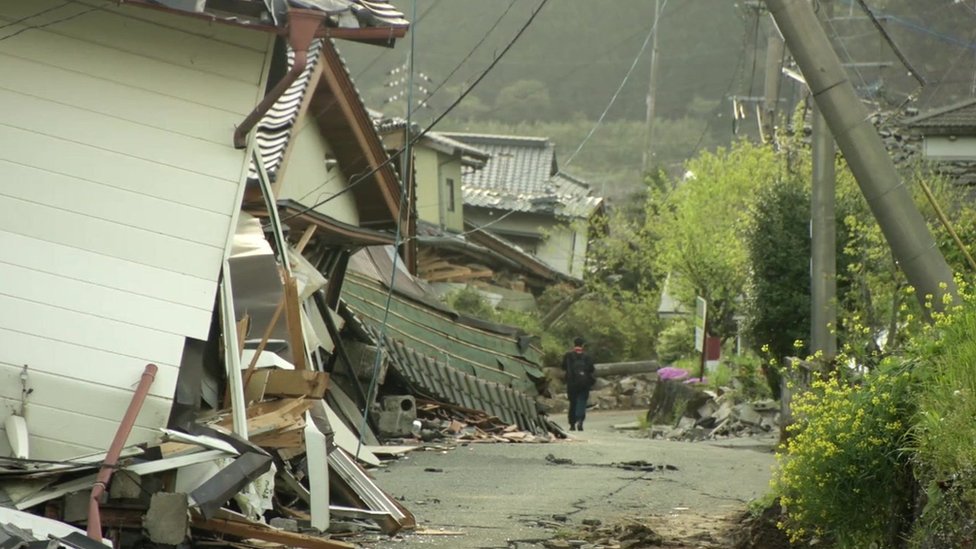 Japan earthquake fault line 'moved two metres' - BBC News