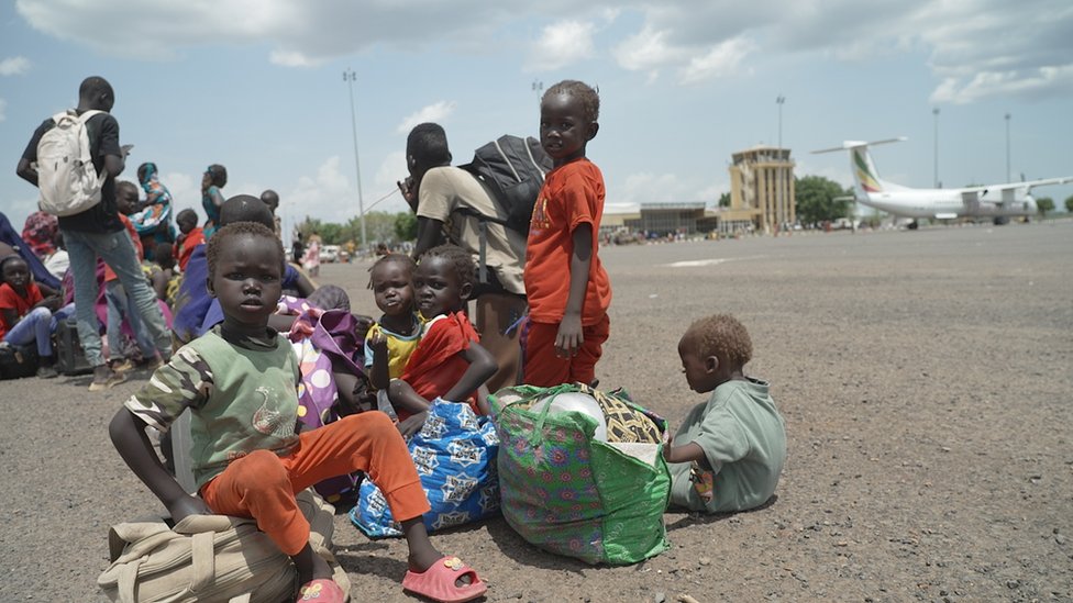 اشتباكات السودان: لاجئون إريتريون عالقون بين أزمتين 1 أطفال على المدرج في مطار بالويتش