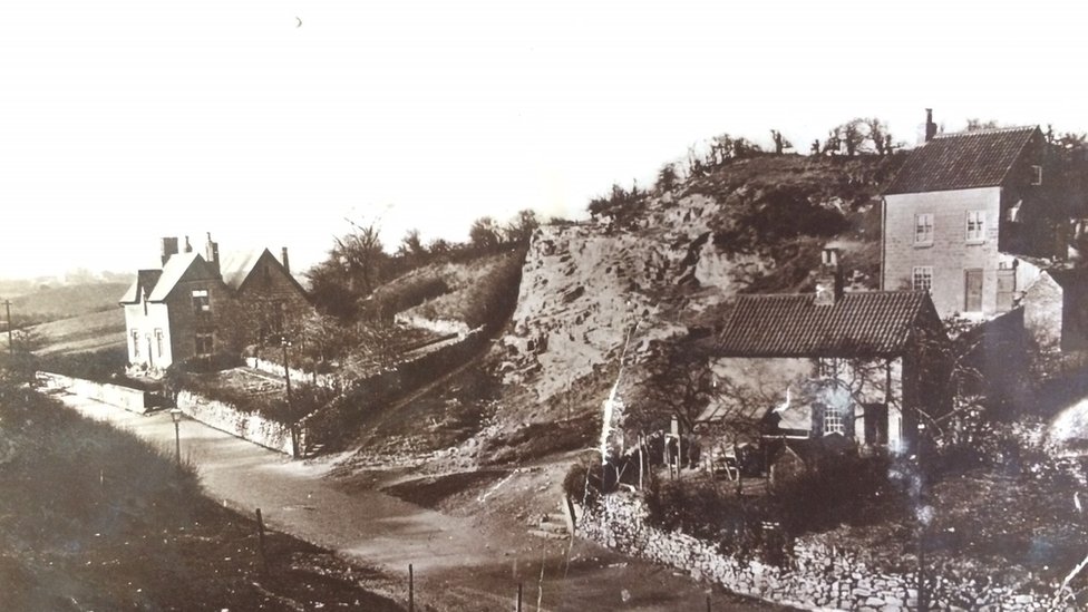 На открытке изображены Old School House и Rock Cottages в Ширбруке,