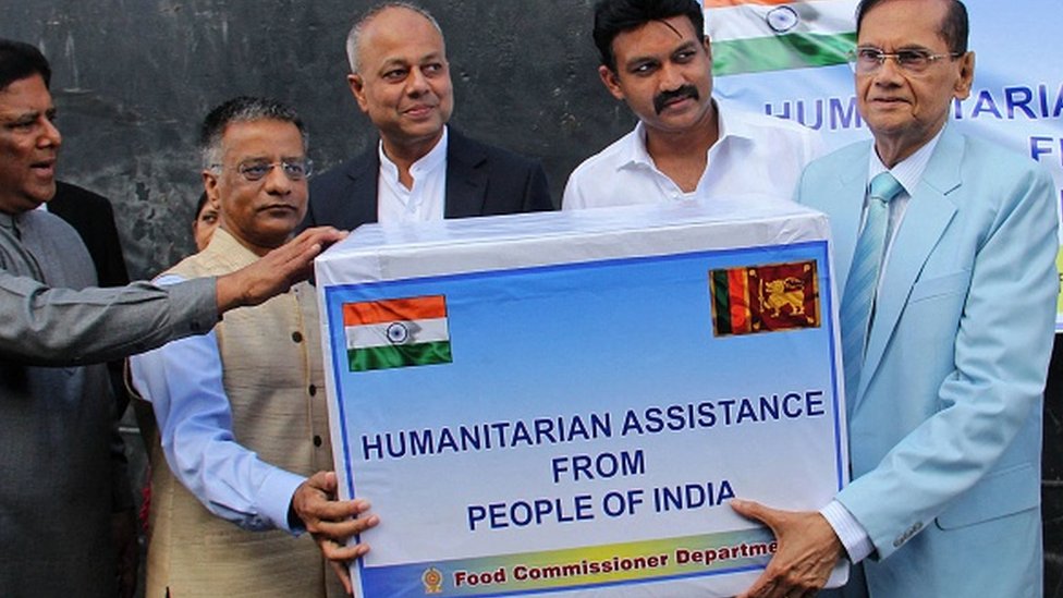 2022年5月22日，印度駐斯里蘭卡大使（左二）向斯里蘭卡外交部長（右）轉交人道援助儀式