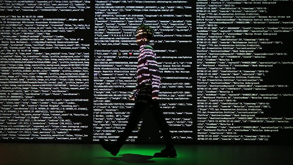 Las series de televisión han explorado cómo el mundo se está convirtiendo en un lugar cada vez más monitoreado mediante algoritmos. Una proyección de datos sobre una persona