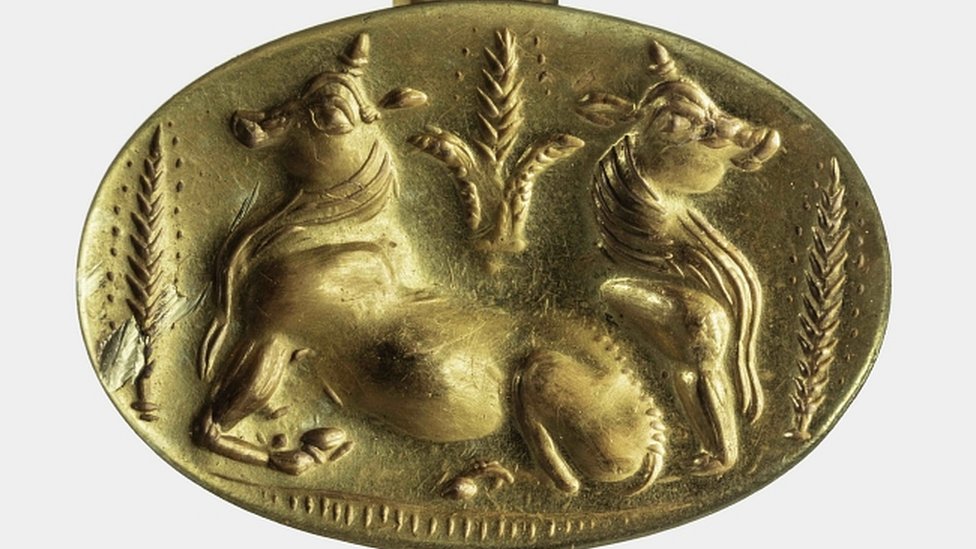 Objeto de oro encontrado en dos mausoleos de más de 3.000 años de antigüedad cerca de Pilos, en el Peloponeso, en Grecia.