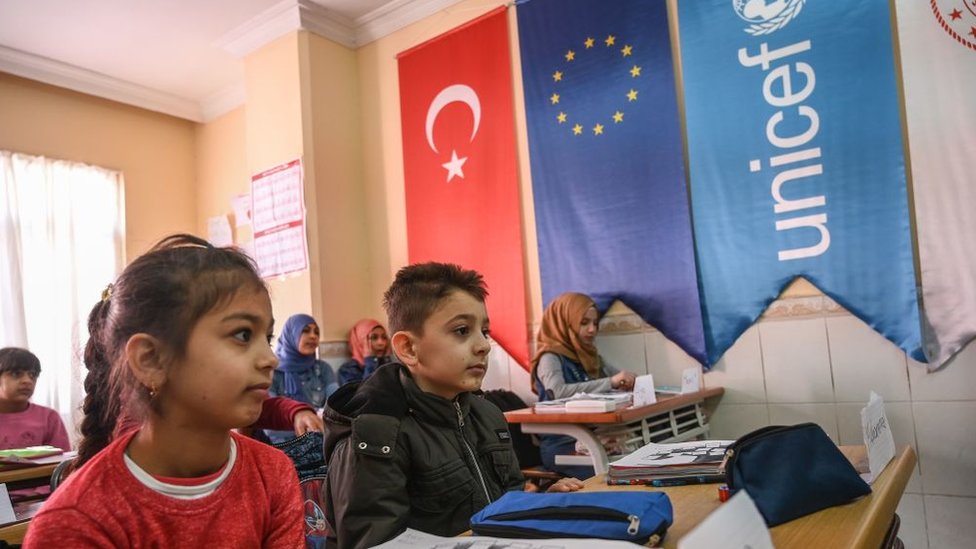 Adana'daki bir Halk Eğitim Merkezi'nde, Türkçe kursuna katılan Suriyeli çocuklar