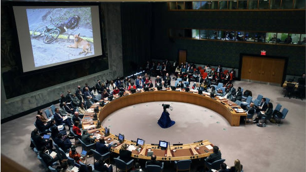 صور للدمار الذي حل بالمدن الأوكرانية بسبب الغزو الروسي عرضت على شاشة في اجتماع مجلس الأمن الدولي.