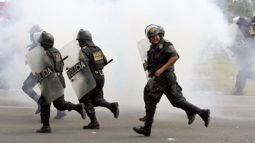 Policías corren durante una protesta en México.