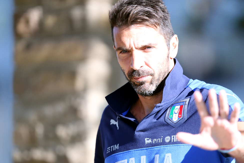 Gianluigi Buffon será el hombre en el arco para Italia en su serie frente a Suecia. Gianluigi Buffon