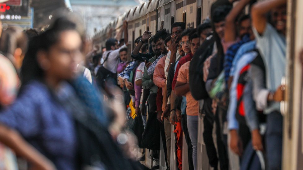 印度孟買包裏瓦利火車站一列擠滿旅客的通勤列車凖備發車（20/4/2023）