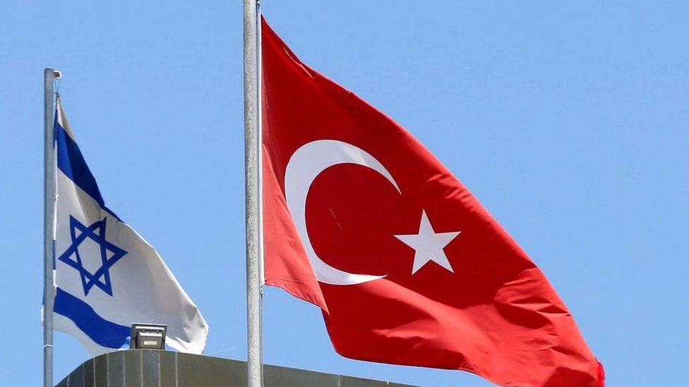 تركيا تعلن القبض على "شبكة جواسيس" تابعة للموساد الإسرائيلي 1 العلم التركي والإسرائيلي فوق سفارة تركيا في تل أبيب