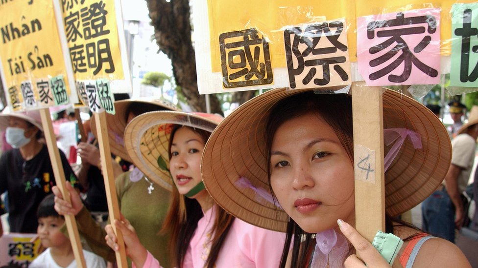 2007年，數百名外籍配偶聚集在台灣立法院外，呼籲政府應廢除移民法規中"具有階級歧視的財力證明規定"