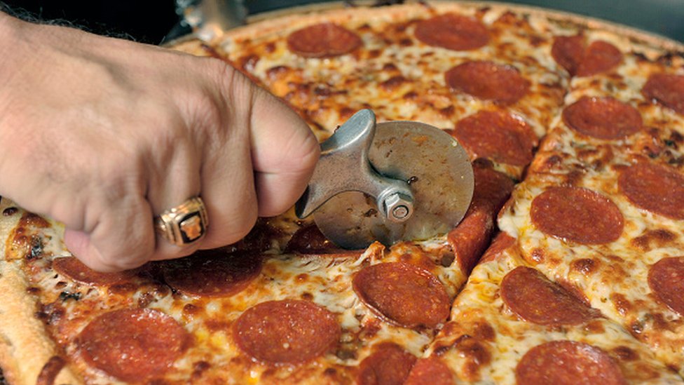 Нарезанная пицца пепперони