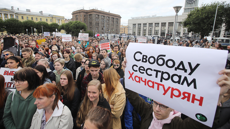 St Petersburg'daki dayanışma gösterilerine katılanların ellerinde 